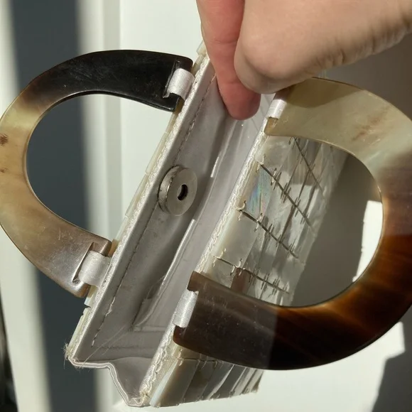 Elegant Small Shell Handbag - Picture 4 of 4